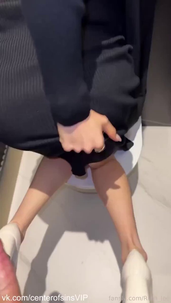 كأن يوم فرح هويدا أختي واخويا عرفني علي صاحبه ال✝️ وقالي أن صاحبه ال✝️معجب بيه وعايز يقابلني في حمام القاعه يتكلم معايا شويه و يتعرف عليا بس أنا كنت عارفه هوه عايز أي وأنا كمان كنت عايزه اجرب واعمل علاقة معا شخص مسيحي ولو لمره واحده بس من يومها وأنا مدمنه علي الزبر المسيحي ✝️