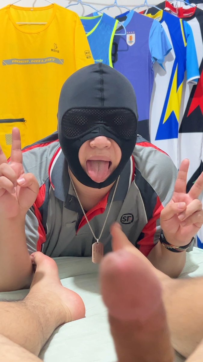 小狗送完一天的快递回到家还要伺候主人的捂了一天的臭脚