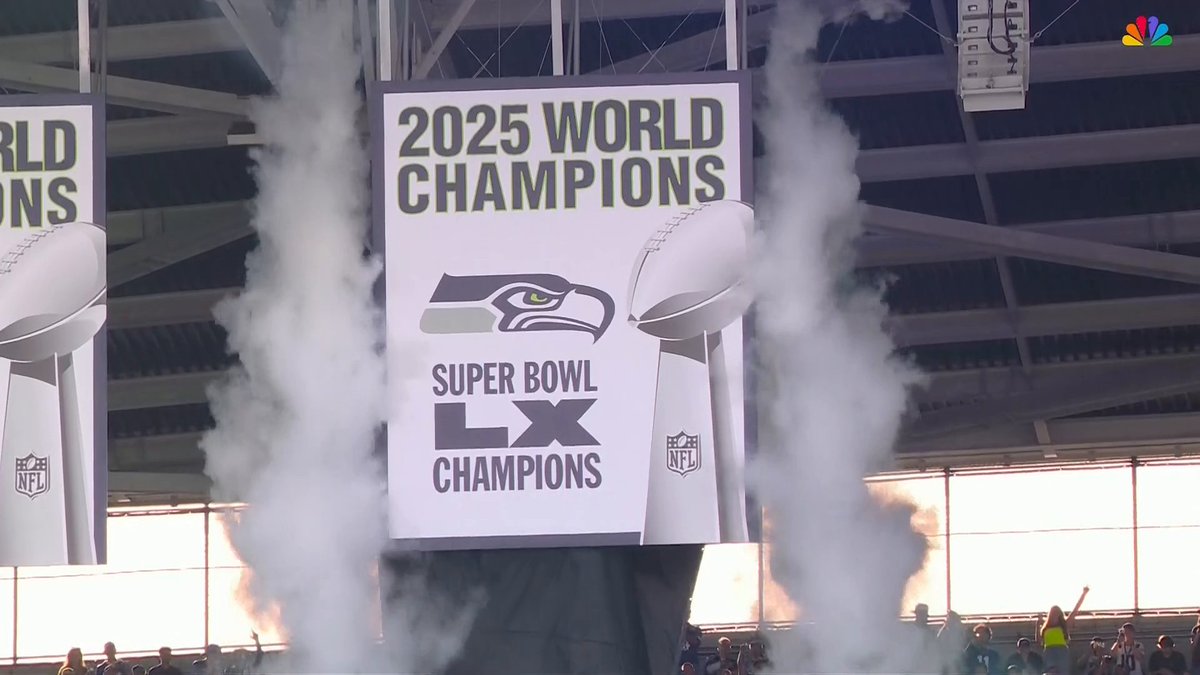 The Seahawks raise their Super Bowl banner in Seattle 🔥🏆 (🎥 NBC)