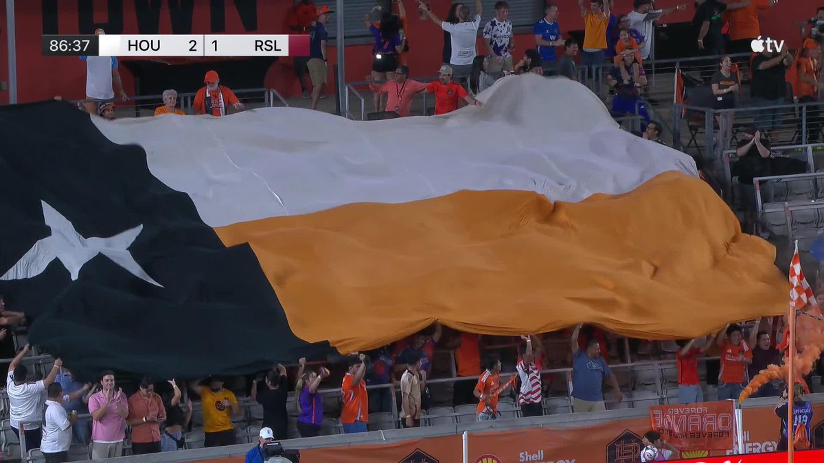 What an effort Mateusz Bogusz! 🤩 A beauitful curler gives Houston Dynamo FC the lead once more.