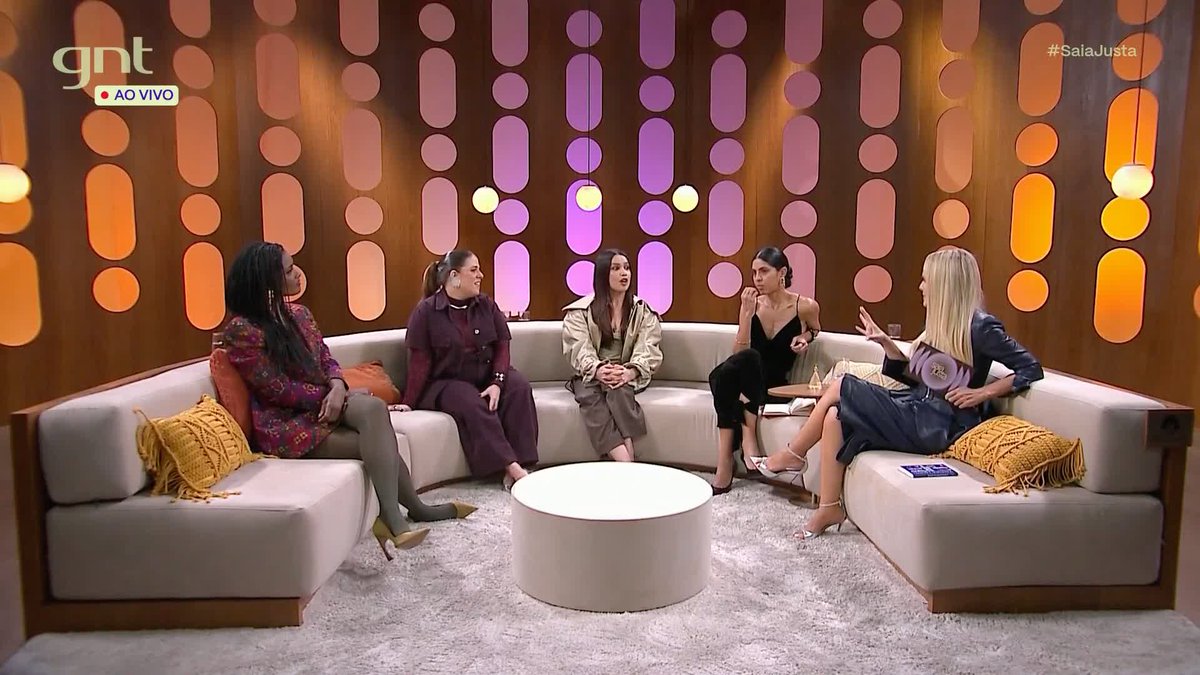quem também já planejou em morar com as amigas? #SaiaJusta
