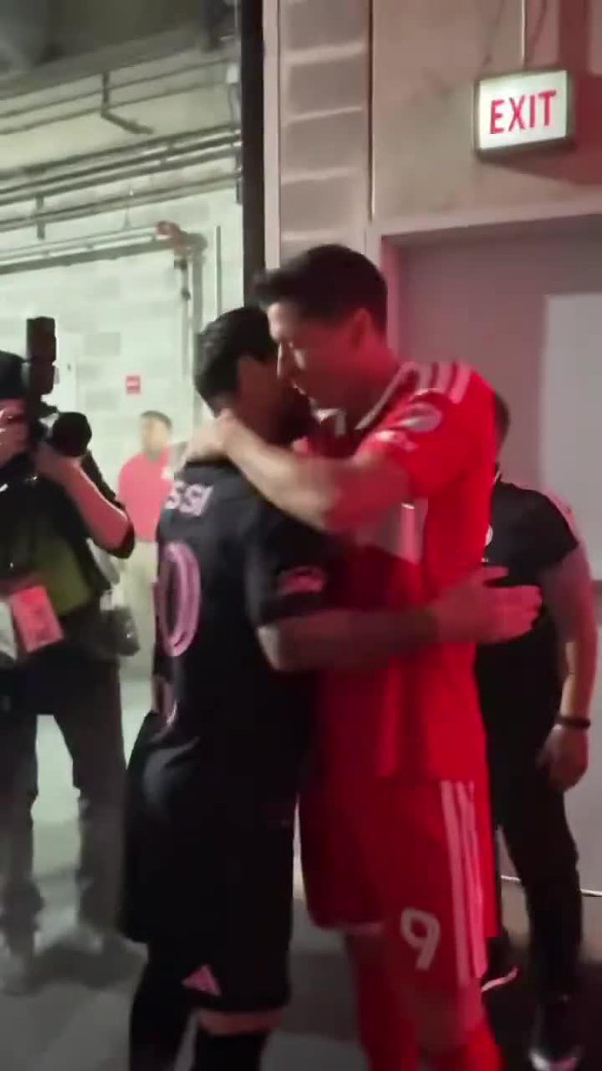 ¿CUÁNTOS GOLES HAY EN ESTOS ABRAZOS? Leo Messi y Lucho Suárez con mucha buena onda con Lewandowski antes de salir al campo de juego en la igualdad 1-1 de Inter Miami y Chicago Fire en la #MLS. 📺 Major League Soccer on Apple TV
