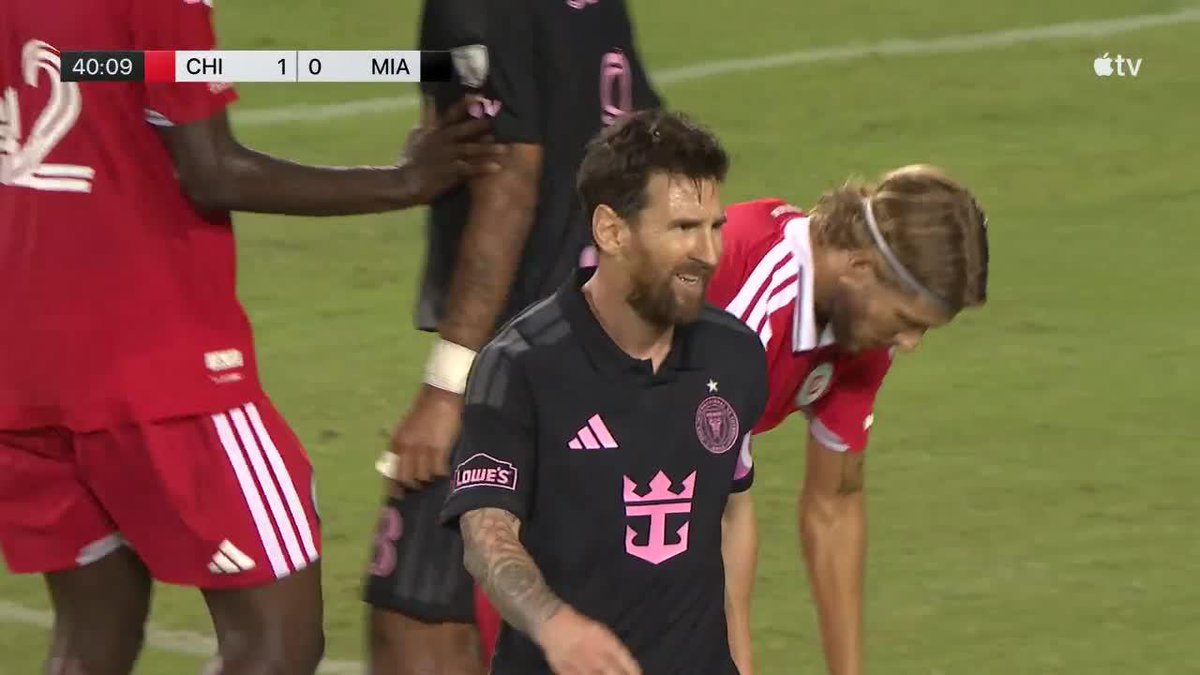 ELUDIÓ A DOS RIVALES Y SACÓ EL ZURDAZO DE LARGA DISTANCIA: Leo Messi probó y Brady respondió en el empate 1-1 de Inter Miami y Chicago Fire en la #MLS. 📺 Major League Soccer on Apple TV