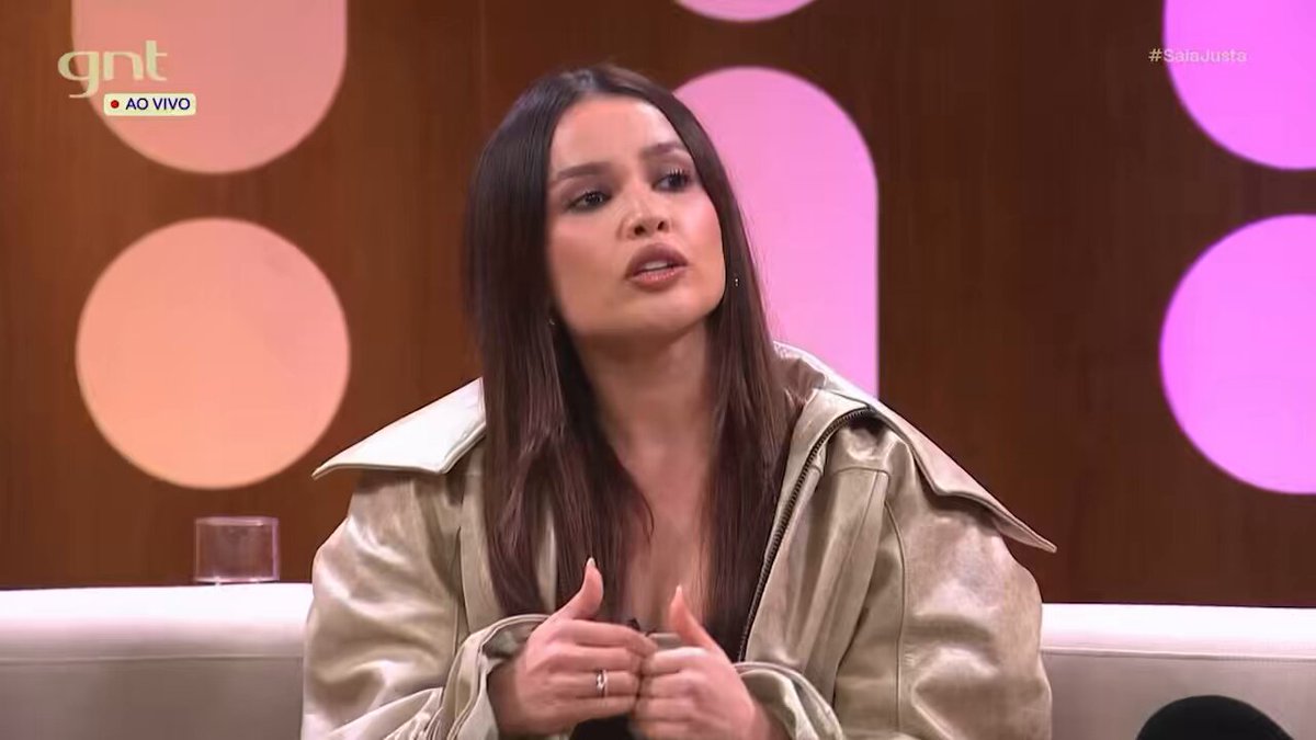 Juliette para Erika Januza no Saia Justa: “Você pode amar, mas você tem que ter a consciência que esse ideal da utilidade do amor romântico é uma construção. Se você tá consciente disso, você escolhe. Eu escolhi amar, mas eu não preciso disso, eu quero isso.”