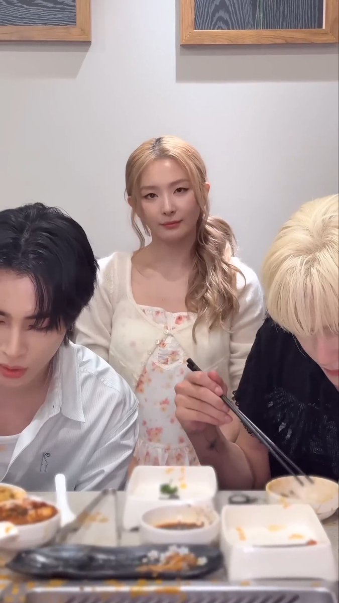 wayv for hi seulgi tomorrow 😍