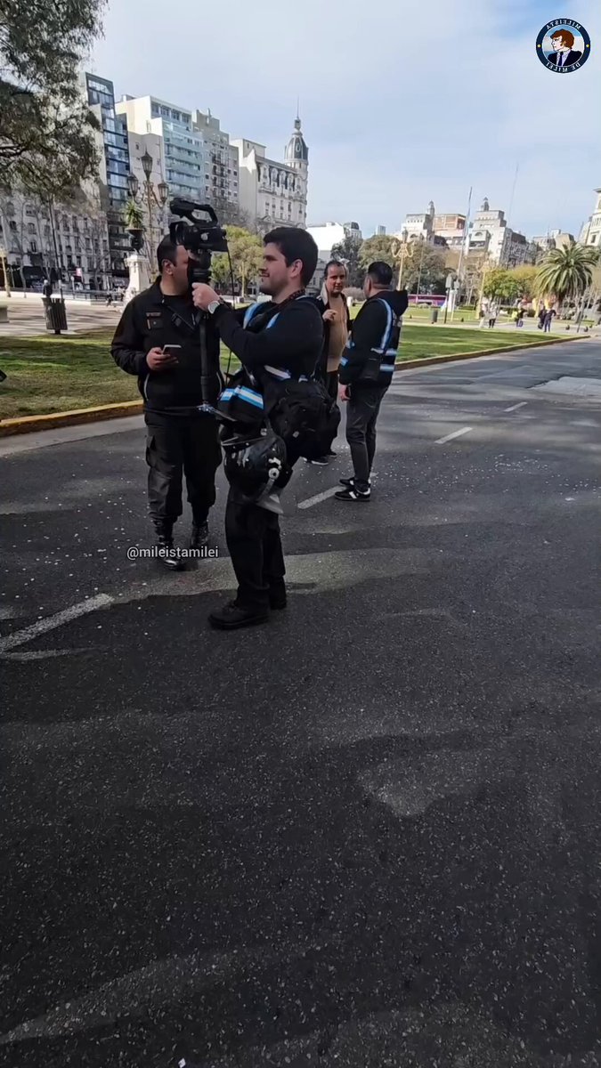 Un policía chad estaba grabando el procedimiento y unas zurdas lo empezaron a cuestionar para intimidarlo, pero al tipazo le chupó un huevo y la mitad del otro. Las ignoró y siguió grabando. CINE 🚬