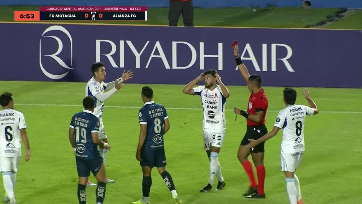 🇸🇻🟥¿ERA ROJA PARA SIBRIÁN? En el minuto 8, el árbitro consideró que la falta del futbolista de Alianza merecía terminar en EXPULSIÓN. ▶️Todos los juegos de la 🏆#CopaCentroamericana en el Plan Premium de #DisneyPlus