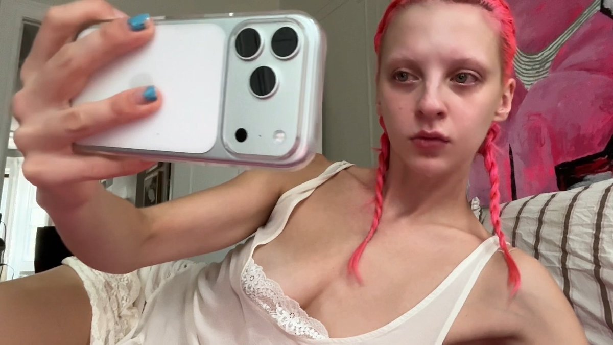 this is cracking me up so bad I was sobbing whilst making a video diary but then realized I looked kinda stunning