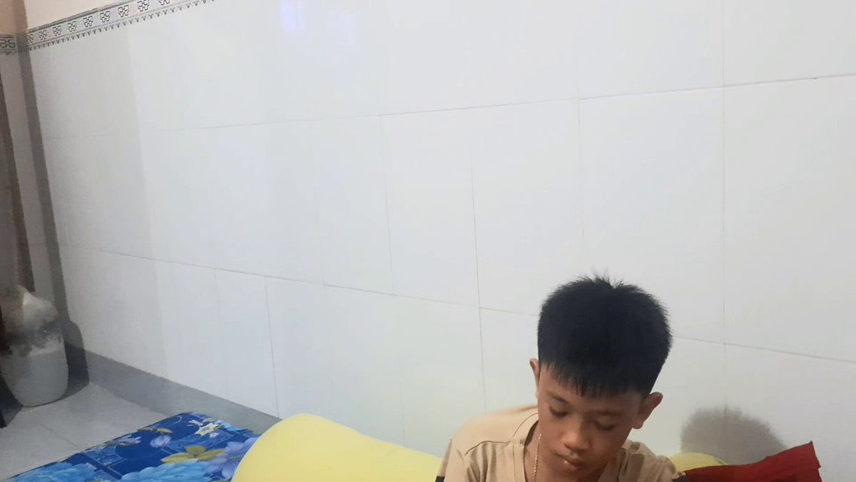 Cả nhà coi em (susu) nè. Bữa nay có ông nghôi coi susu viết bài vậy mà ẻm vừa viết ,vừa ngó trộm tv , còn lén lấy banh tập làm thủ môn nữa kìa..vào học vụ chơi đt bị phong tỏa rồi chịu vậy thôi.