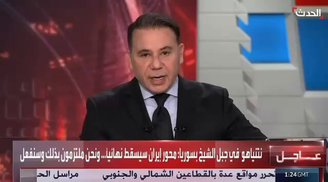 نتنياهو يخرج اليوم من جبل الشيخ، يشير بيده ويقول: «هنا لبنان… وهناك دمشق… ونحن نسيطر على المنطقة كلها». حسناً يا نتنياهو… لا تستعجل كثيراً. منذ وقت ليس ببعيد، كانت إيران تظن أنها أمسكت بسوريا، وروسيا تملك قواعد ونفوذاً، وقسد تسيطر على مساحات واسعة، ونظام الأسد يعتقد أنه باقٍ إلى الأبد. وفجأة… ماذا حدث؟ سقط النظام، وانحسر النفوذ الإيراني، وتغيّرت خرائط السيطرة، وعادت سوريا للسوريين. فلا تتعامل مع لحظة عسكرية عابرة وكأنها نهاية التاريخ. نعرف جيداً لماذا تحتاج اليوم إلى هذا المشهد من جبل الشيخ: تريد أن تقول للإسرائيليين إنك حققت ما لم يحققه غيرك، وأن ترسم لنفسك صورة «الرجل الذي يسيطر على المنطقة». لكن المشكلة أن العالم لم يعد يرى الصورة التي تريد تسويقها… غزة غيّرت الكثير. حتى داخل الولايات المتحدة، الحليف الأكبر لإسرائيل، يتصاعد السؤال الذي كان من المحرمات السياسية طرحه يوماً: هل أصبحت إسرائيل عبئاً على المصالح الأميركية بدلاً من أن تكون حليفاً يخدمها؟ أميركيون أكثر باتوا يتساءلون: إلى متى تُستنزف أموالهم ونفوذ بلادهم، وتُجرّ الولايات المتحدة من أزمة إلى أخرى ومن مواجهة إلى أخرى، دفاعاً عن حكومة لا يبدو أن لديها مشروعاً حقيقياً للسلام، بل سياسة لا تستطيع الاستمرار من دون عدو جديد وحرب جديدة؟ وهنا مشكلتك الحقيقية يا نتنياهو. أنت لا تخسر فقط صورة إسرائيل أمام العالم…بل بدأت تخسر الرواية داخل أمريكا نفسها. وبينما تقف على جبل الشيخ مستعرضاً انتصاراتك المزعومة ، كانت بريطانيا وفرنسا وكندا ودول أخرى تتحرك ضد بضائع المستوطنات الإسرائيلية وسياسات التوسع. تريد أن تتحدى العالم بصورة من جبل الشيخ؟ تفضل. لكن تذكّر أن من ظنوا قبل سنوات أنهم امتلكوا سوريا إلى الأبد… رحلوا واحداً تلو الآخر…. سوريا ليست غنيمة لأحد. إيران جرّبت. الأسد جرّب. وكل من اعتقد أن ضعف سوريا قدرٌ دائم أخطأ. من جبل الشيخ قد ترى دمشق… لكن رؤيتك لدمشق لا تعني أنك تملكها. والأهم: لا تراهن كثيراً على أن أمريكا ستبقى إلى الأبد تدفع ثمن حروبك، ولا أن العالم سيبقى صامتاً أمام سياساتك. الجبل سوري، ودمشق سورية، والتاريخ أطول من احتلال… وأطول بكثير من حملة انتخابية. 🇸🇾 #سوريا_الجديدة