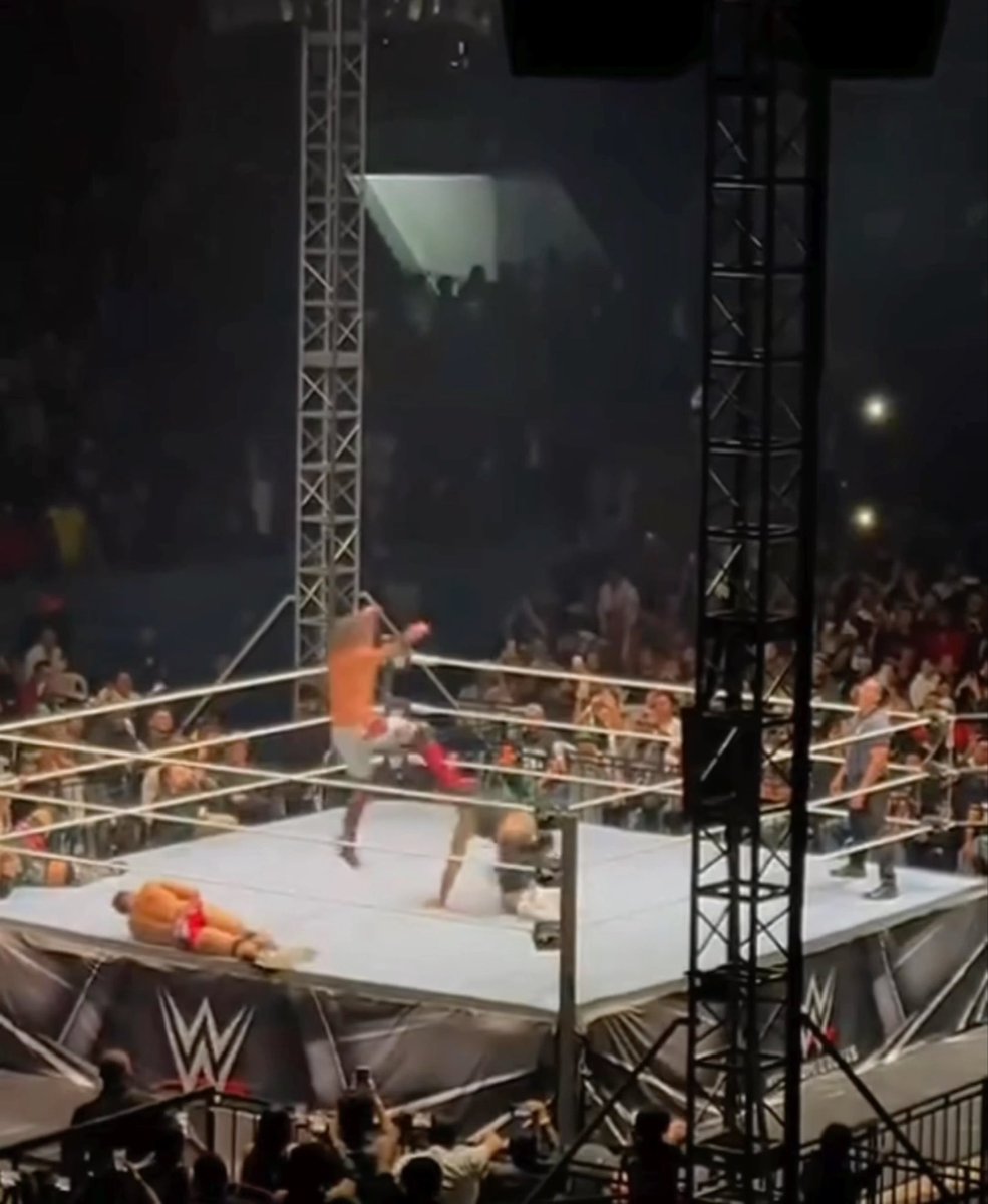 SETH ROLLINS HAS RETURNED TO IN RING ACTION TONIGHT PEDIGREE INTO A STOMP FOR THE VICTORY YOU CAN TELL HE MISSED WRESTLING MAN WELCOME BACK, ROLLINS 💪🏼 #WWEQuito