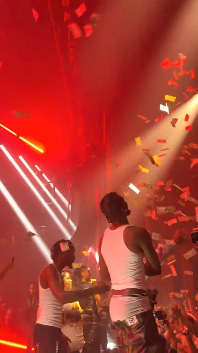 Young Thug and the rest of YSL made it rain and gave fans free cash at their Detroit stop of the Next Generation Tour 😭💸