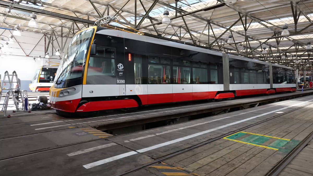 🇺🇸🚋 Novinka v ulicích Prahy! Podívejte se do zákulisí příprav tramvaje Freedom 250, která už vyrazila do pražských ulic. 🇺🇸🇨🇿 #Freedom250 #SpojeneStaty250