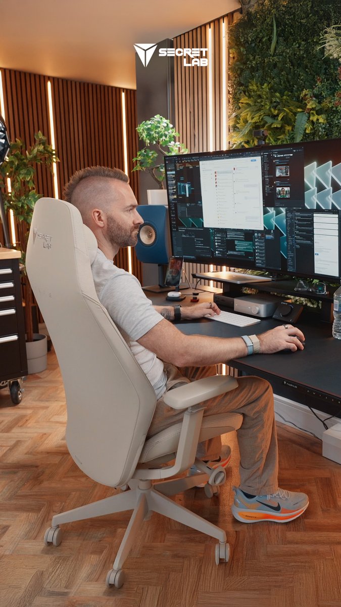 Pete Matheson knows a thing or two about how to build a great setup. And Secretlab ATLAS™ is “absolutely staying at [his] desk.” With its slim and sleek silhouette and intuitive controls, Secretlab ATLAS™ keeps up with him as he moves between focus and rest, so he stays more comfortable and productive than ever: