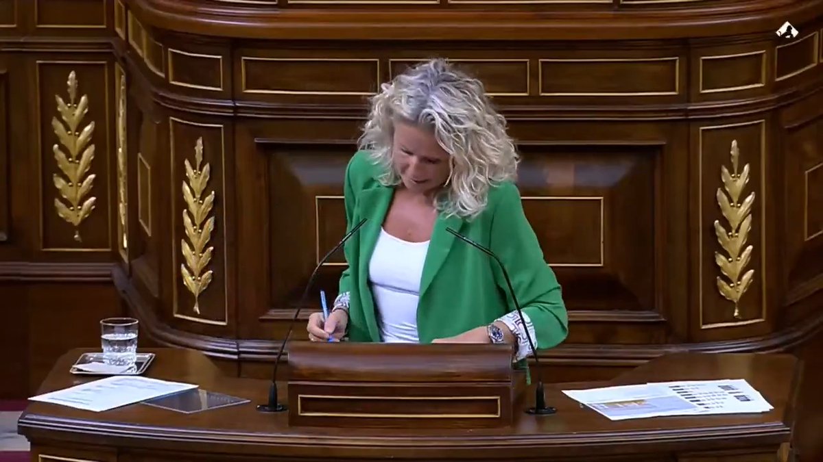 ¿Quién paga el piso de Feijóo? En el año 2023 se dijo que lo pagaba el PP, pero en 2026 ha dicho que lo paga él y su familia. Si no hay transparencia en esto, igual es que es posible que haya un conflicto de intereses. Para el resto, la lupa. Para ellos, la persiana. Montse Mínguez en el Congreso
