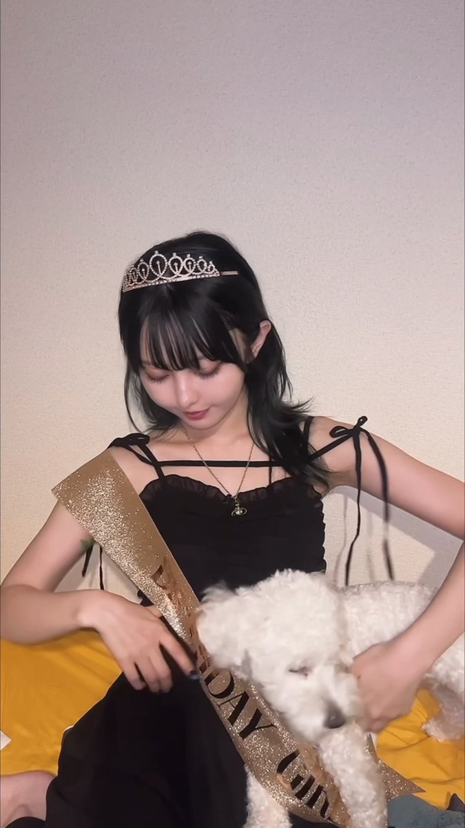 🇧🇷お誕生日です！！！！！！！！！！ おめでとうください🎂💖 ↓お誕生日の人間と、自撮りを邪魔する犬