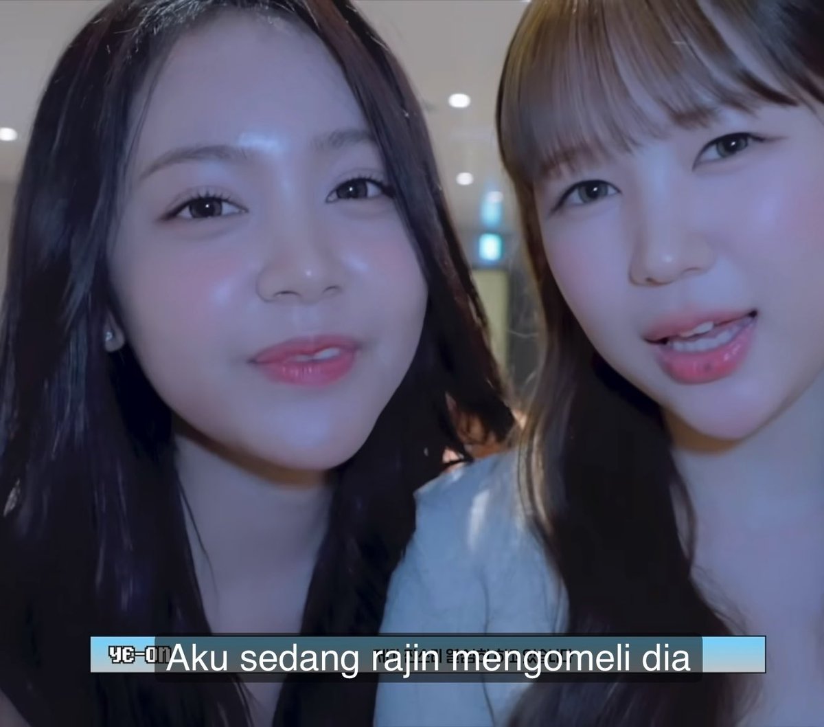 HAYOLO CARMEN DIMARAHIN YEON KAN LU 😭😭.. MAKAN GAK TERATUR DAN GAK ADA PROTEINNYA 🌴 : Pola makanku sekarang sangat aneh. 😊 : Asupan proteinnya sangat kurang kalau dilihat dari menu makanannya. Porsi makanannya kalau dilihat sangat kurang protein. Dan kau tidak boleh kenyang karena makan cemilan, tidak boleh begitu. 😊 : Aku sedang rajin mengomeli dia. BETUL DEK OMELIN AJA KALAU BISA HABISIN AJA DIA KALAU MAKAN DIKIT