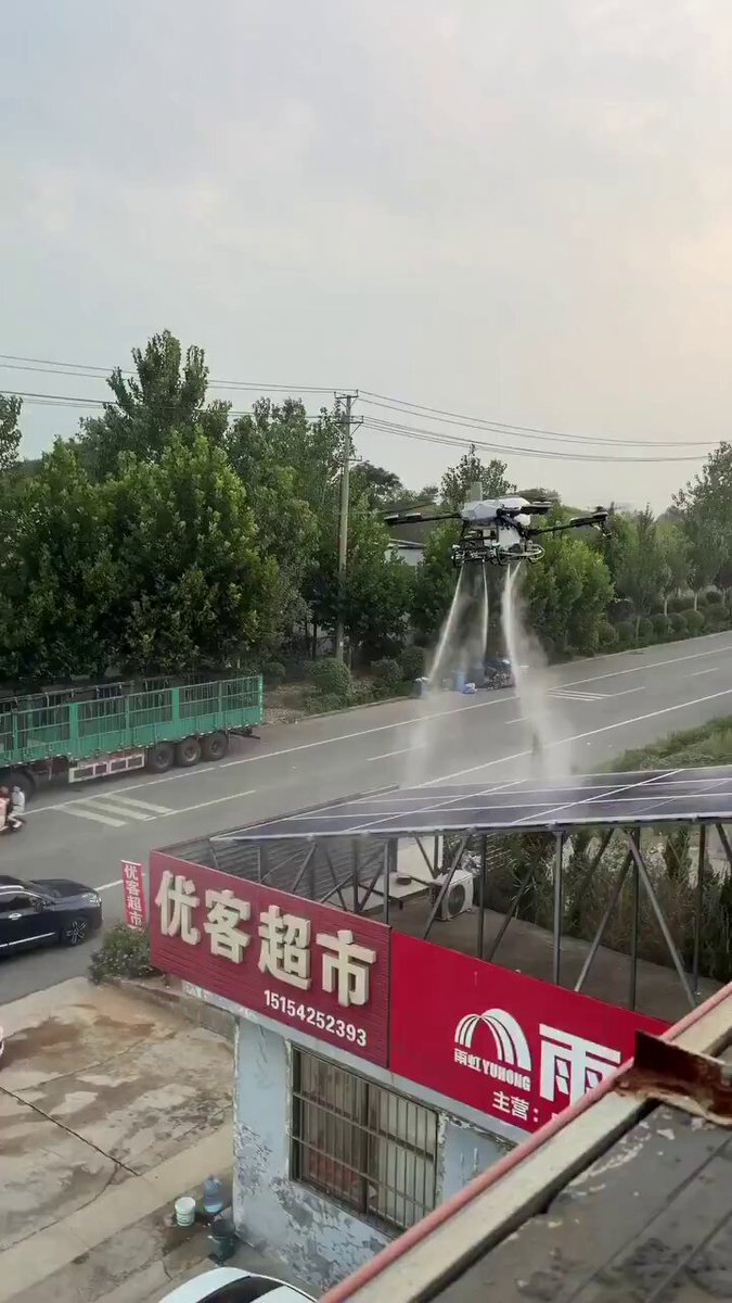 在中国：一架无人机在3分钟内清洗太阳能板，仅需2美元——而非雇佣清洁团队150美元加一整天。 店主不再每月雇佣清洁工。 无人机升空，直接高压喷水清洗面板——清洁后的面板立即多发电15-20%。 街上的邻居们起初以为这架农业无人机把田地错认成了屋顶。 一个值得问问全球太阳能电站业主的问题：他们每年因面板平凡的污垢损失多少千美元？