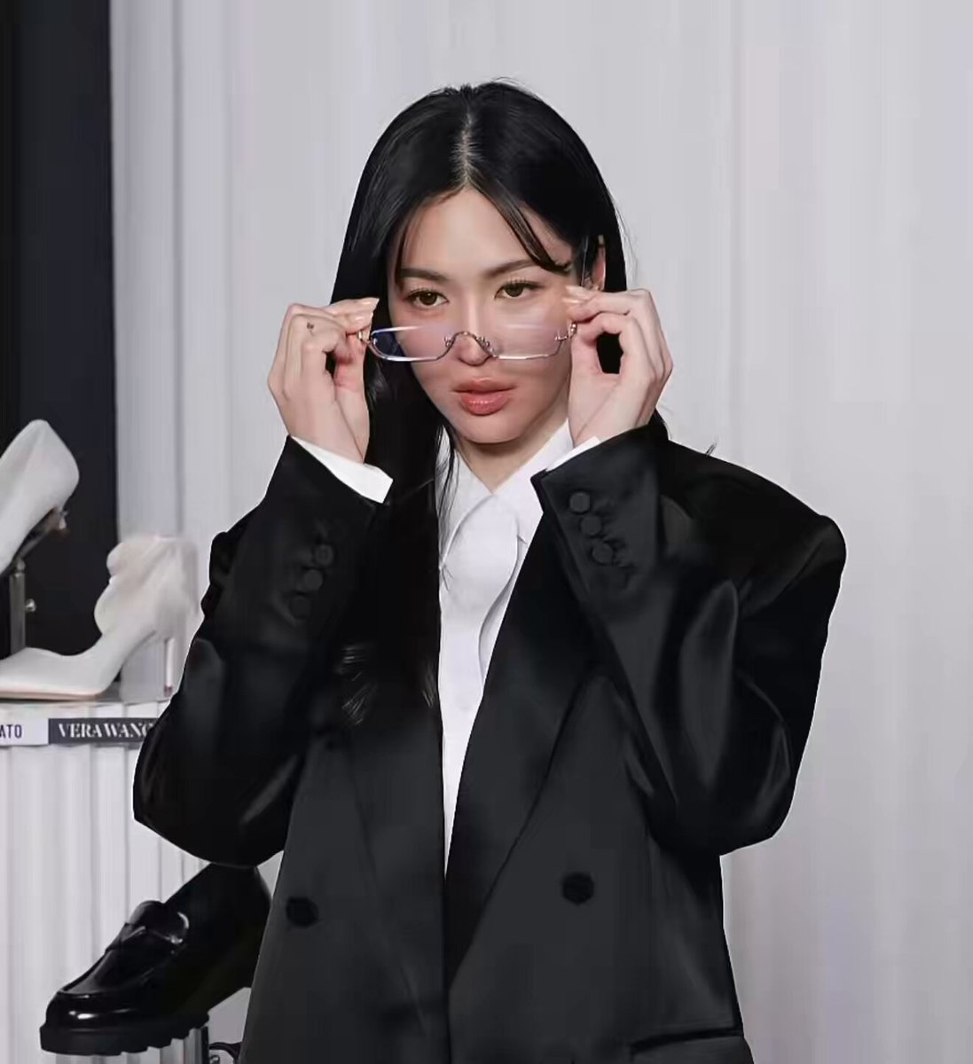 จังหวะหยิบแว่นมาใส่ ฉันลาก่อน🫠 List รายการสิ่งที่อยากให้คุณหลิงใช้ทุกวัน😭 เชิ้ต✅ แว่นตา✅ LINGLING BA STACCATO #LinglingxStaccatoLive