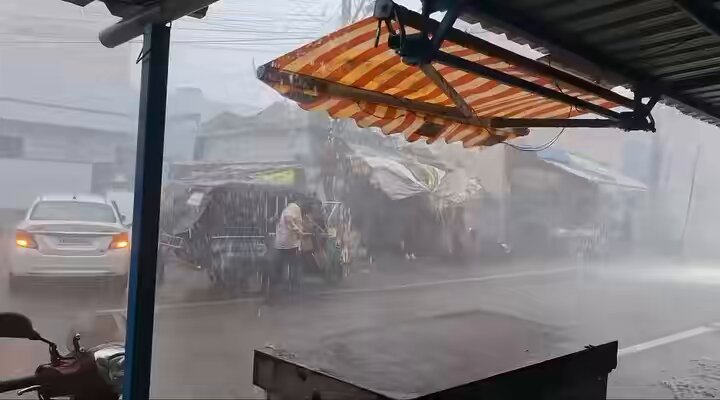 Severe winds 🌩️⚡ and torrential rain between Mangalagiri and Tadepalli! The AP Capital region ☔️🌧️ , weather has finally turned wet across coastal Andhra Pradesh after a long dry spell. 🎥Narasimha Gangishetty