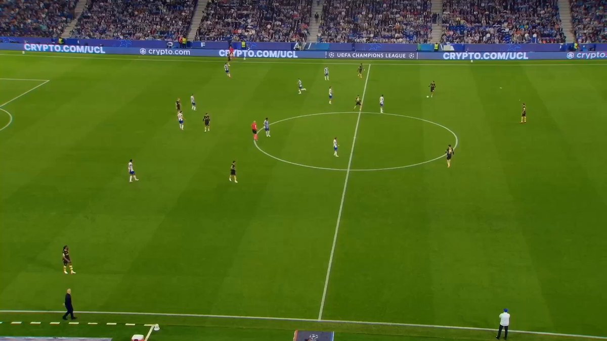 O conceito de Quadrado Lateral é uma tendência tática cada vez mais explorada pelas principais equipes da Europa que constroem seu jogo ao redor de uma matriz posicional. Lances elucidativos do Manchester City contra o Porto neste sentido, principalmente a partir da estrutura 3-1-3-3. Enzo Fernández começa no quadrado e, por via de regra, identifica o salto do extremo sobre o lateral baixo na primeira linha de saída, e ataca as costas deste salto de dentro para fora recebendo livre e causando dúvida. Quem salta? É o zagueiro? É o lateral? Isso permite que o extremo receba com vantagem.