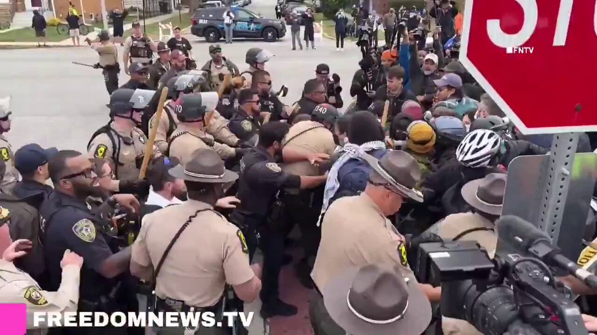 🚨 BREAKING: Illinois State Troopers are dragging and ARRESTING anti-ICE rioters outside the Broadview ICE facility near Chicago President Trump is FORCING the state of Illinois to finally address the lawlessness. KEEP PUSHING, 47!