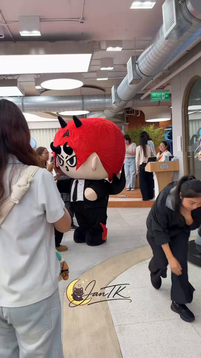 ก่อนกลับเมี่ยงเดินเข้าไปกอดลาย่าๆยายๆทุกคนเลย เป็นเด็กที่น่ารักอบอุ่นมาก ตกหลุมรักเยยยย น่าจะเพิ่งอาบน้ำมาด้วย ตัวหอมฟุ้ง ❤️🖤 #gemmhouse #domiia