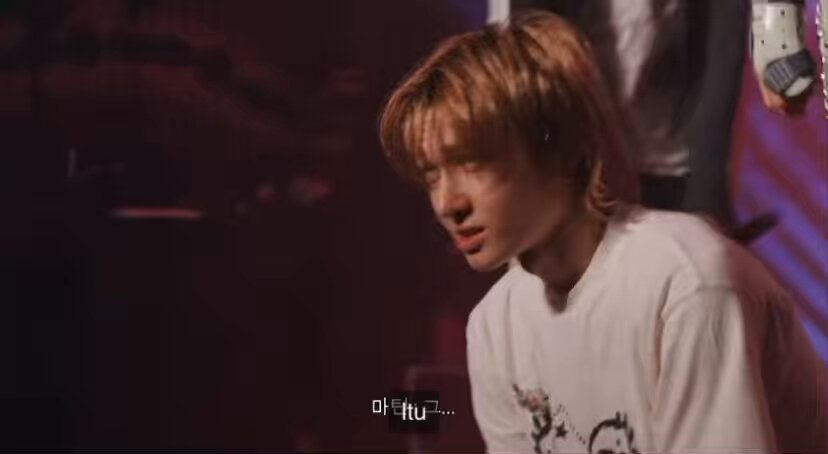 paling suka kalau cortis lagi rehearsal/soundcheck martin tuh selalu ngasih masukan ke staff kalau ada hal yang kurang nyaman di dia, misal “kalau kaya gini aku susah”, “micnya kekecilan, naikin lagi dong” dan biasanya kalau ntin udah ngobrol sm staf, member lain bakal ikutan nimbrung buat nyuarain kendala mereka apa ke staf ini…. martin attractive bgt kalau lagi mode begini, jiwa leadernya keluar 😭👏🏻
