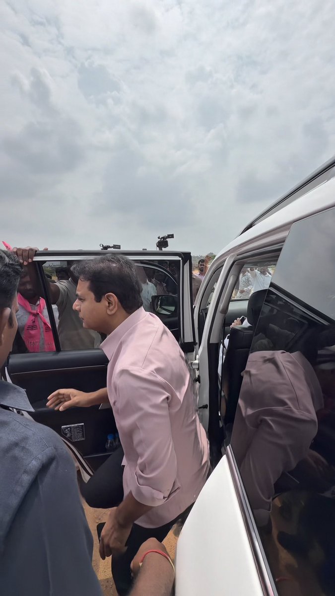 రేవంత్ రెడ్డి తమ్ముడు కొండల్ రెడ్డి కంపెనీ టెసెరాక్ట్ అడ్వాన్స్డ్ సిస్టమ్స్కు రూ.200 కోట్ల విలువైన భూమిని కేవలం రూ.7 కోట్లకు కట్టబెట్టిన కాంగ్రెస్ ప్రభుత్వం ఈరోజు బీఆర్ఎస్ ఎమ్మెల్యేలతో కలిసి ఆ భూమిని పరిశీలించి మీడియాతో మాట్లాడిన రామన్న KTR