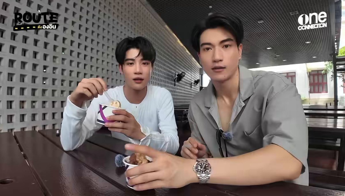 อิน: พี่ตัวใหญ่มากเลยอ่ะ ศา : ครึ่งจอ // มุมกล้องๆ (เอ็นดูพี่มาก) อิน : (อั้มคำโตมาก) ดี ดี ดี ศา : พึ่งมา 2 ครั้ง ไกลมาก เหมือนเดินจากแกรมมี่ไปดอยสุเทพ เป็น 1 นาทีที่มีความเป็นตัวเองชัดมาก #RouteดังองอินEP3