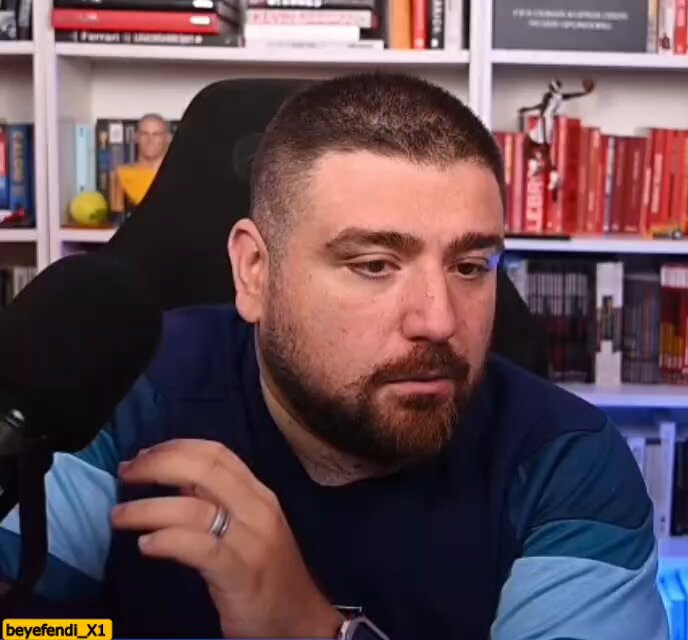 🗣Htalks: Ben 33 yaşındayım. Hayatım Fenerbahçe maçlarını izlemekle geçti. Kalecisiz yendiğimizi, 10 Kişi yendiğimizi izledim. Defalarca 10 kişi yendiğimizi izledim Ben hiçbir Fenerbahçe maçını, şu maçı izlediğim kadar rahat izlemedim. Vincenzo Italiano ile okuyorum bunu