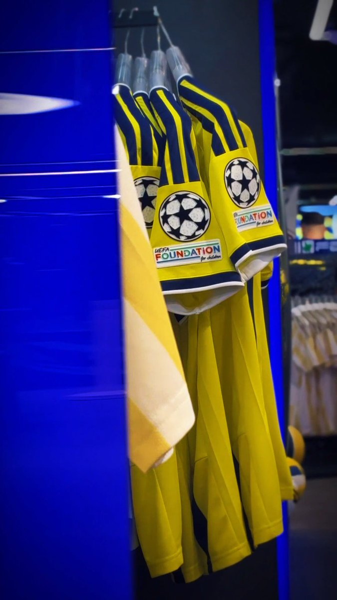 Şampiyonlar Ligi heyecanı başlasın, sesimiz Avrupa’yı sarsın! Gecenin ruhunu taşıyan Şampiyonlar Ligi ürünleri Fenerium’da! 🔗 *UCL patch yalnızca Chobani sponsorlu formalara uygulanabilir. Mevcut Chobani sponsorlu formanız için patch satın alarak mağazalarımızda uygulama yaptırabilirsiniz. Otokoç sponsorlu formalara uygulama yapılamamaktadır.