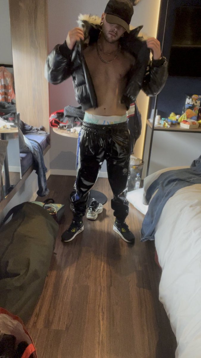 Vibing in the hotel before chilling with the lads while padded