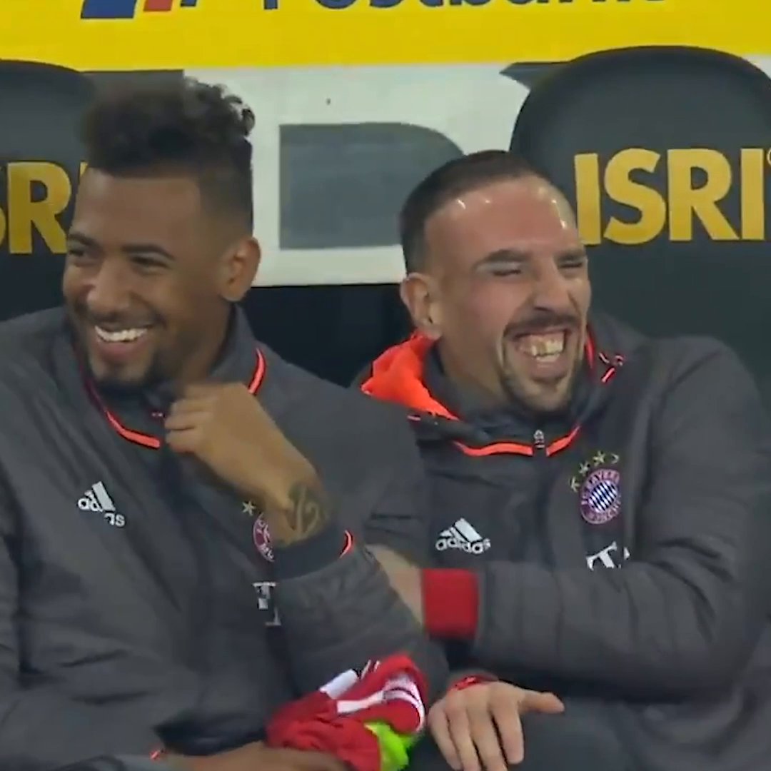 📆 𝗧𝗛𝗥𝗢𝗪𝗕𝗔𝗖𝗞: Never forget when Arjen Robben threw a strop after being substituted - and his Bayern teammates simply couldn’t stop laughing at him. 😂