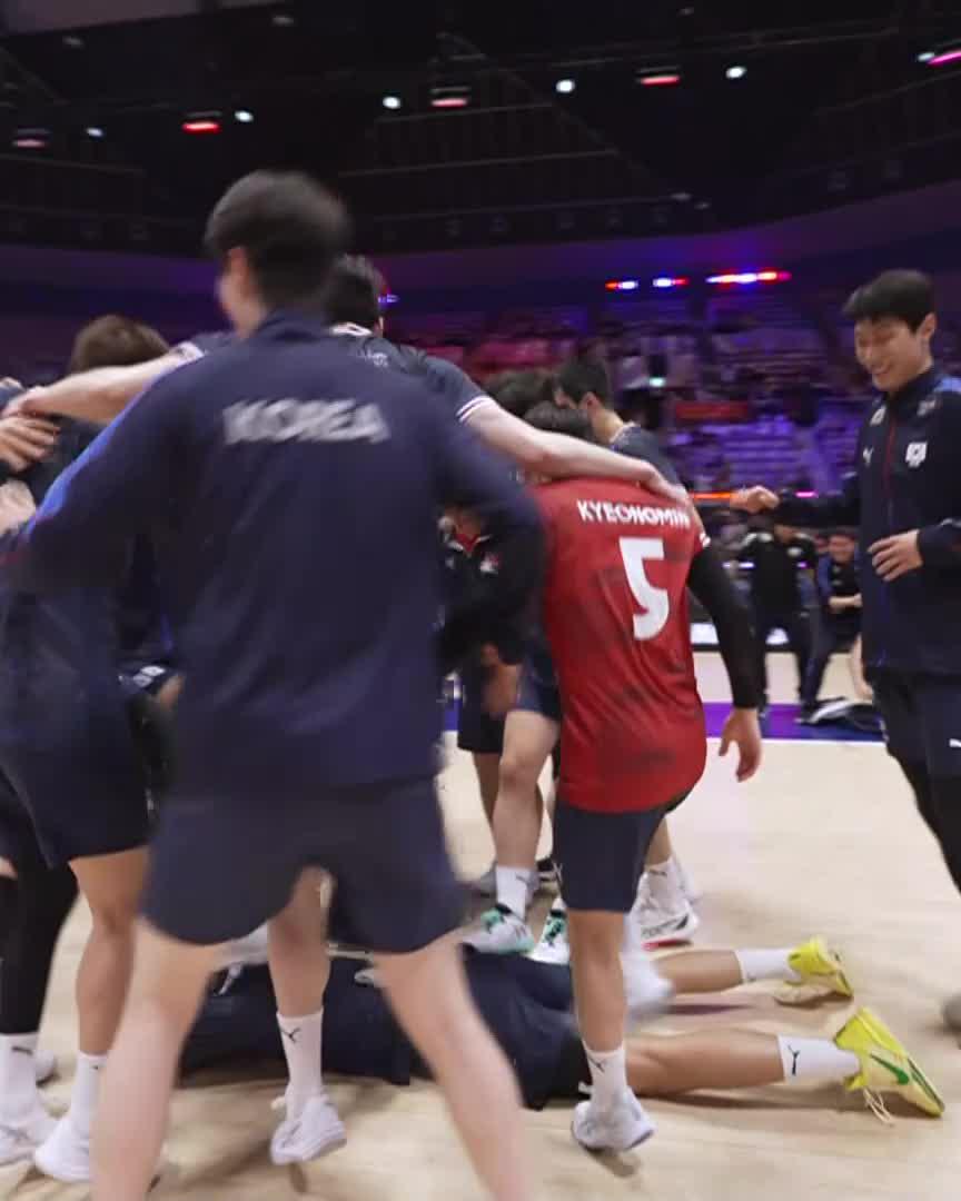 #AVCContinental: KOREA ARE SEMIFINAL BOUND 🇰🇷🔥 Korea come through an intense four-set match against China to reach the semifinals for the first time in years 👏 Set 4 raised the level even higher, with huge hits and blocks going back and forth all the way to 29-27 😮💨🔥 📺 Catch the replays on VBTV: 🏐 #Fukuoka2026 #Volleyball