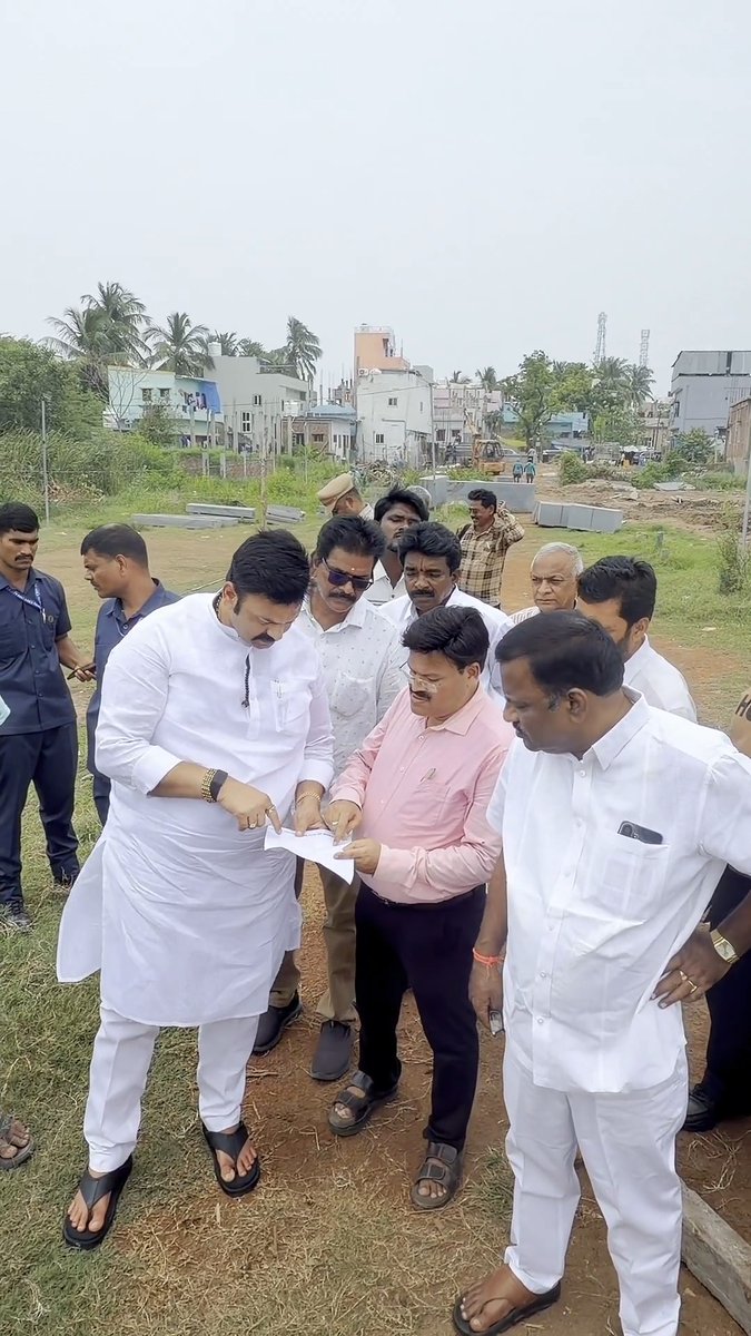 ఆకివీడు రామాలయ పునర్నిర్మాణ పనులను ఈరోజు సాయంత్రం పర్యవేక్షించాను. ప్రజల ఆకాంక్షలకు అనుగుణంగా, అనుకున్న విధంగానే పనులు చక్కగా, వేగంగా కొనసాగుతున్నాయి. జై శ్రీ రామ్! 🙏