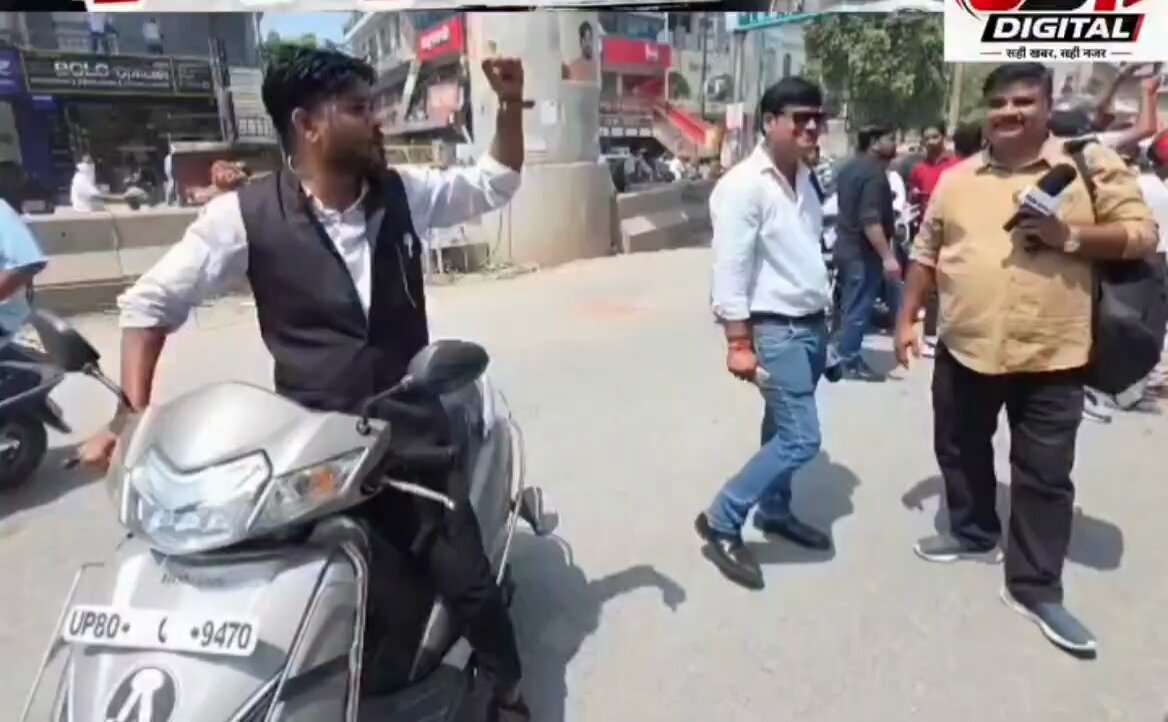 आगरा के सपा प्रदर्शन में अड़ीग धुरंधर कहा 🔥💪 योगी मोदी जिंदाबाद अखिलेश यादव मुर्दाबाद सपाइयों के भीड़ में सिर्फ 2 शेरों ने महफ़िल लुट ली सपाई भी सिर्फ देखते रह गए कुछ उखाड़ नहीं पाए