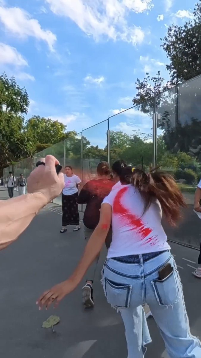 Painting fake kids charity scammers RED in Paris 🇫🇷