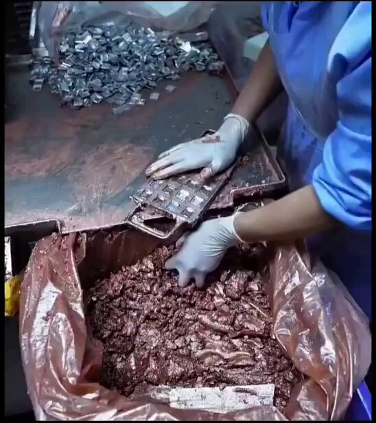 Kızların sıkça kullandığı bir güzellik ürünü, fabrikada bu kadar çok kimyasalla işte böyle üretiliyor.