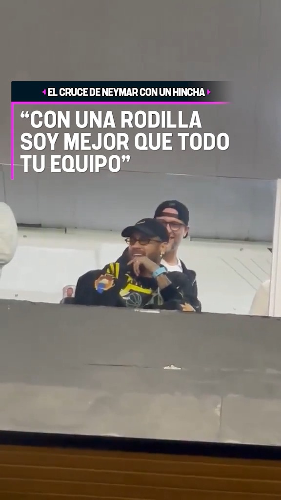 NO HAGAN ENOJAR A NEY 😅 🇧🇷 El picante cruce de NEYMAR con un hincha de Atlético Mineiro durante el choque de ida de la CONMEBOL Sudamericana. 🗣️ "CON UNA RODILLA SOY MEJOR QUE TODO TU EQUIPO".