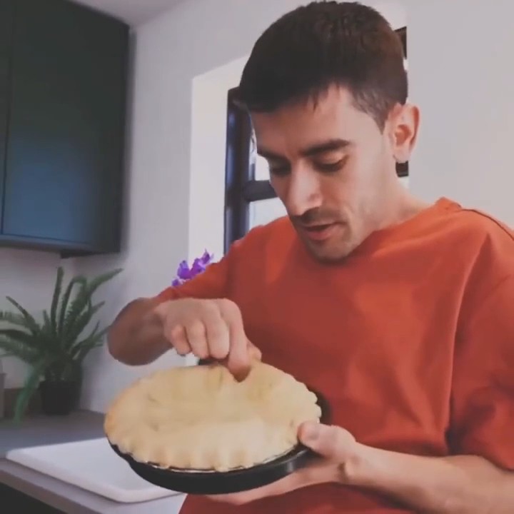 When You’re Just Trying to Eat in Peace…But Somehow You End Up Watching the Kitchen Drama😂👀