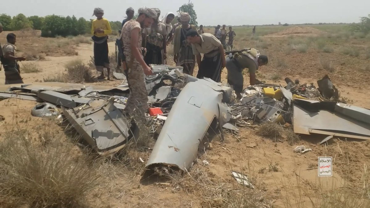 مشاهد حطام طائرة الاستطلاع المسلح "كاريال" التابعة للعدو السعودي والتي أسقطتها الدفاعات الجوية لحظة قيامها بأعمال عدائية في أجواء محافظة حجة