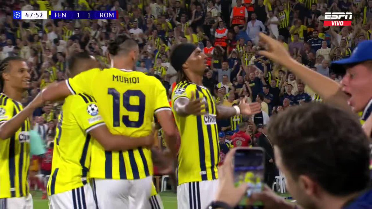 ¡QUÉ PICADITA HERMOSA! Archie Brown se lució con un verdadero golazo en el Fenerbahce - Roma de la fecha 1 de la fase liga de la #ChampionsLeague. 📺 Toda la #UCL por #DisneyPlus Plan Premium