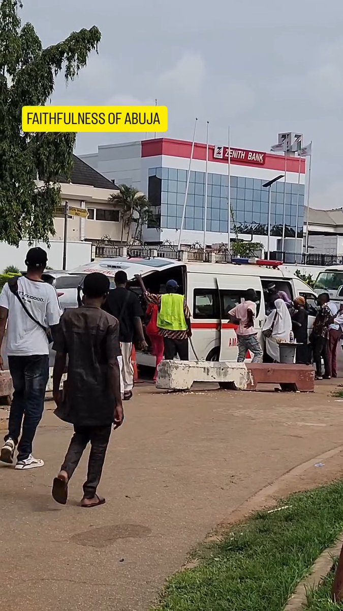 Man left in shock after spotting people rushing to enter an ambulance while they were on their way home from work in Abuja.