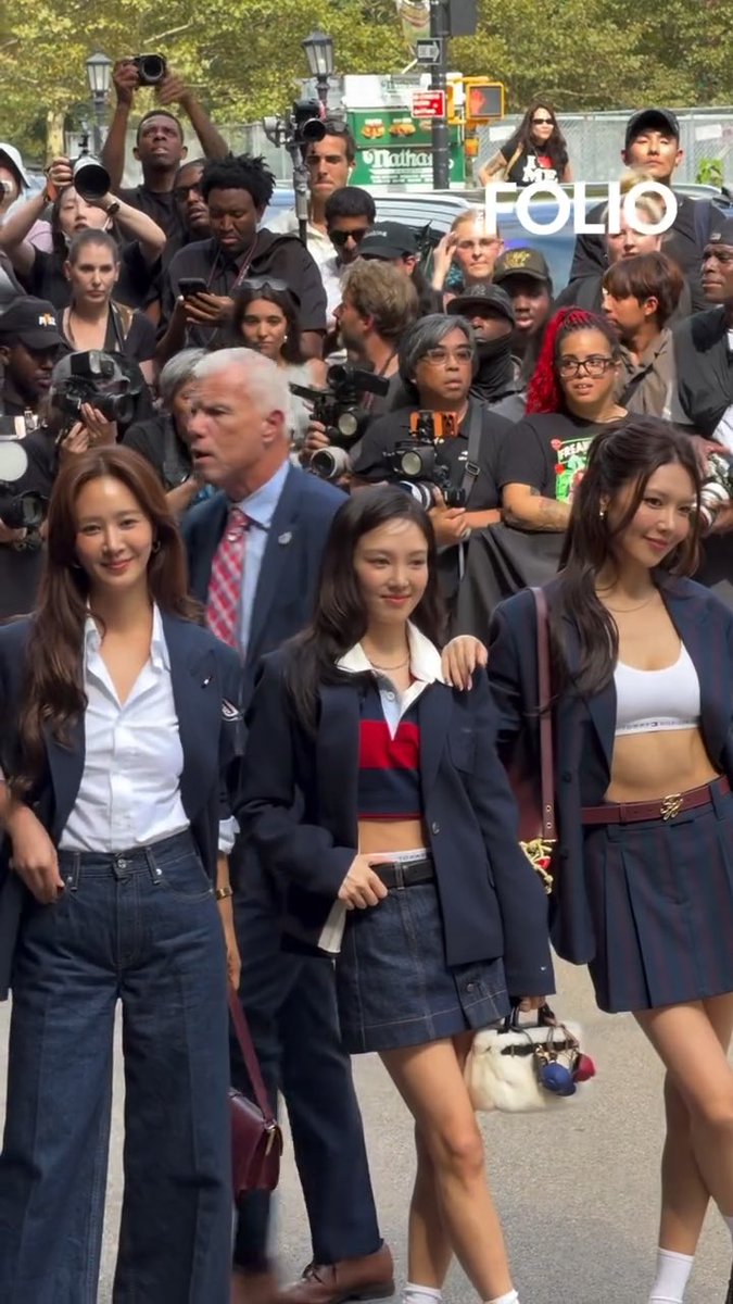Girls' Generation-HRS durante o desfile da Tommy Hilfiger na New York Fashion Week 2026.