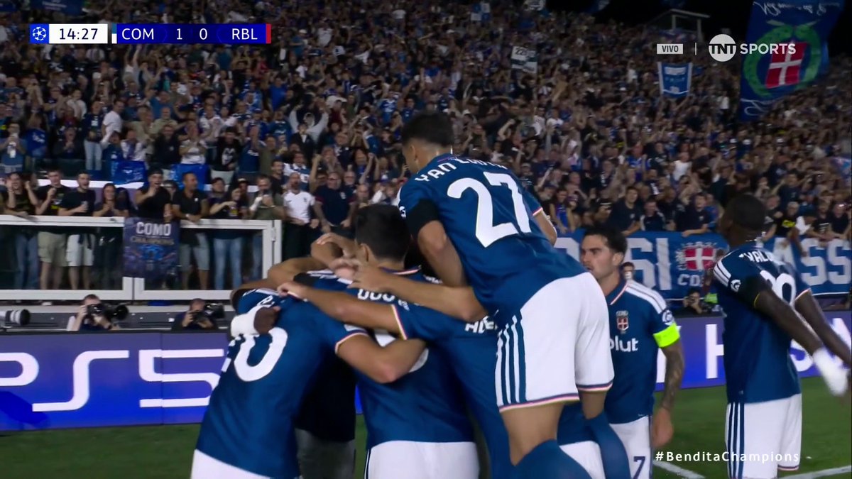 El primer gol del Como en la Champions League de la historia, como festejan los aficionados en la grada, que putisima Aura 🇮🇹🥶