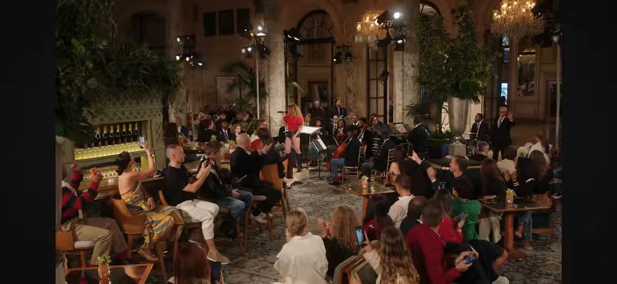 everyone recording Tommy Hilfiger closing the show with a Wendy-looking Samoyed while Slayyyter sings DANCE… okay 😭