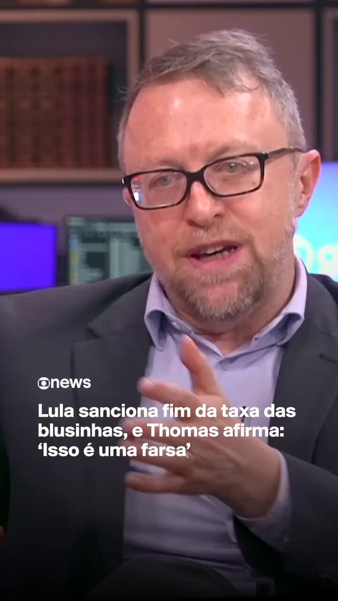 "Olha a GLOBONEWS expondo MAIS UMA PILANTRAGEM do LULA. Dessa vez, a respeito da “TAXA DAS BLUSINHAS”. TRAUMANN: O GOVERNO CRIOU a Taxa das Blusinhas, está revertendo a decisão POR CAUSA DAS ELEIÇÕES, mas, no ano que vem, ela vai voltar com a REFORMA TRIBUTÁRIA. O governo LULA ACABOU. ISSO É UMA FARSA. KKK