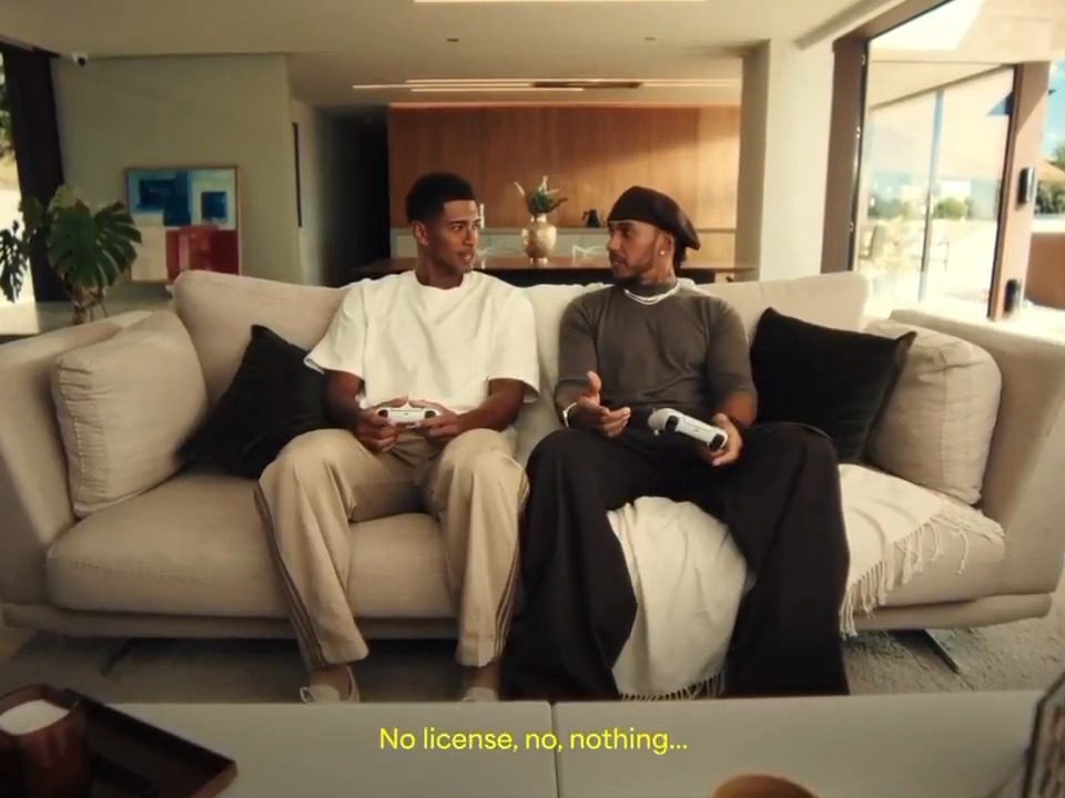 EA juntou Lewis Hamilton e Jude Bellingham num anúncio.