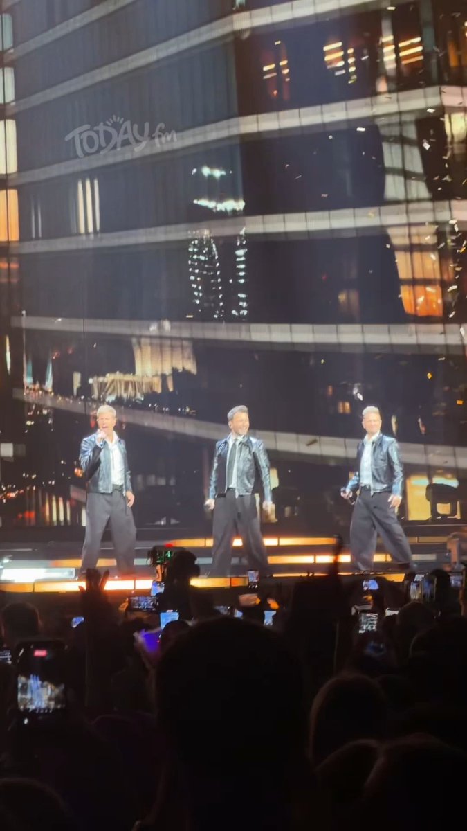 And so it begins! 🥳 Westlife have officially kicked off their tour at 3Arena tonight. The first of 13 shows in Dublin. 🇮🇪💚